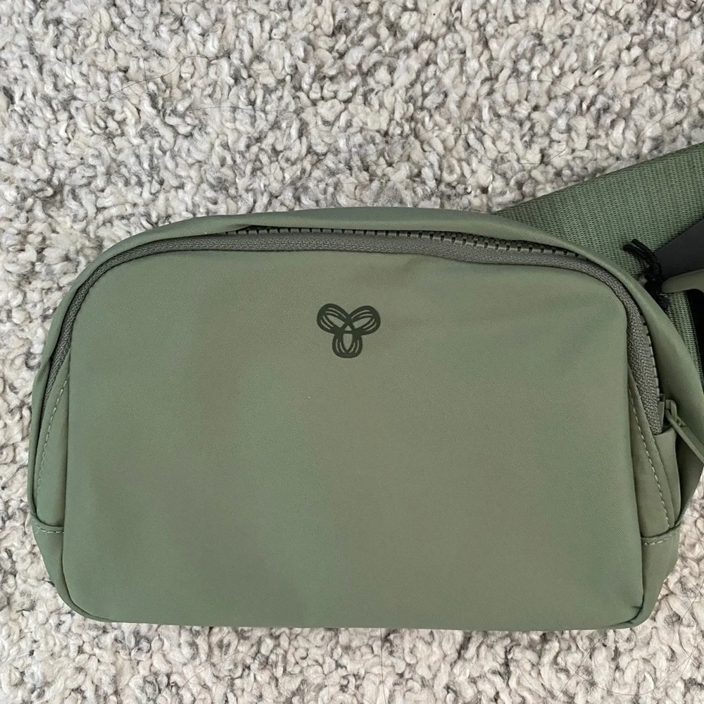 TnAction Ravine Green On-The-Way Bag (NWT) - Picture 4 of 4